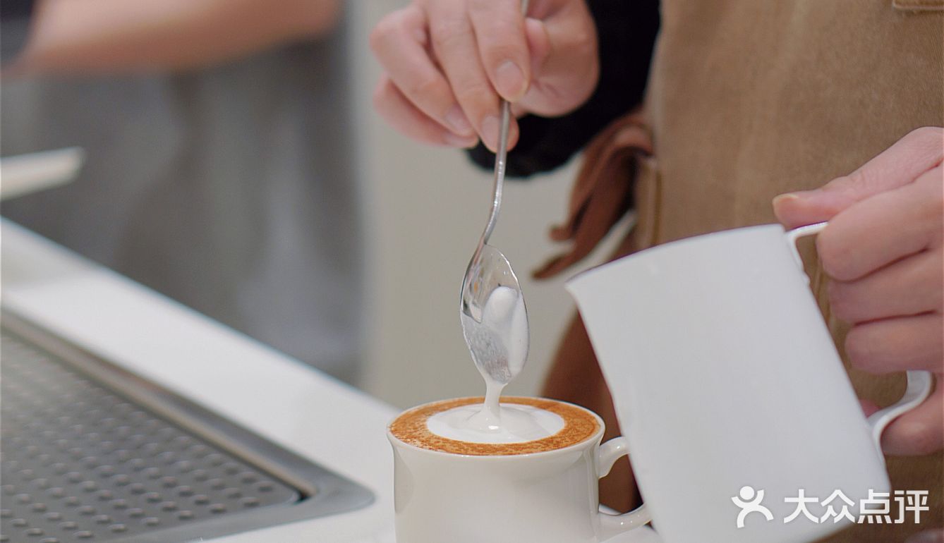 洞穴式纯白咖啡店｜滤镜我要的白是温柔的白