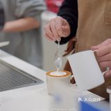 洞穴式纯白咖啡店｜滤镜我要的白是温柔的白