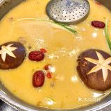 这个黄金鸡鲍鱼套餐说的是双人餐，可以让三个人吃到撑了
