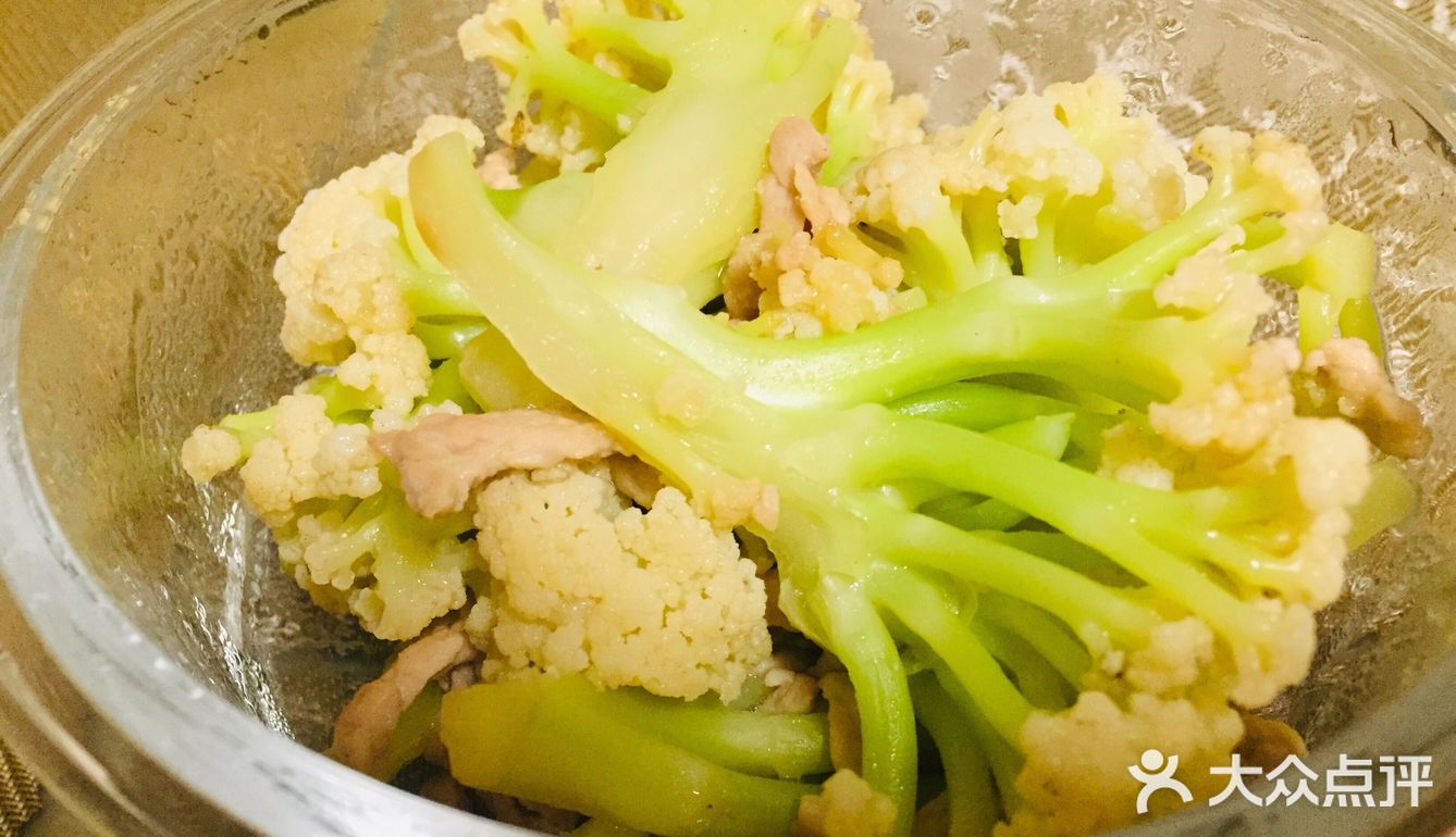 材料：花菜、里脊肉  步骤： 1、里脊肉切成丝