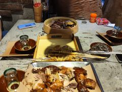 土窑大公鸡-破瓦寒窑·地摊烤羊排