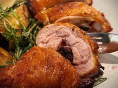 烟熏香茅烤鸡腿配黄油山楂苹果-LESCEDARS Brasserie Bistro香柏树