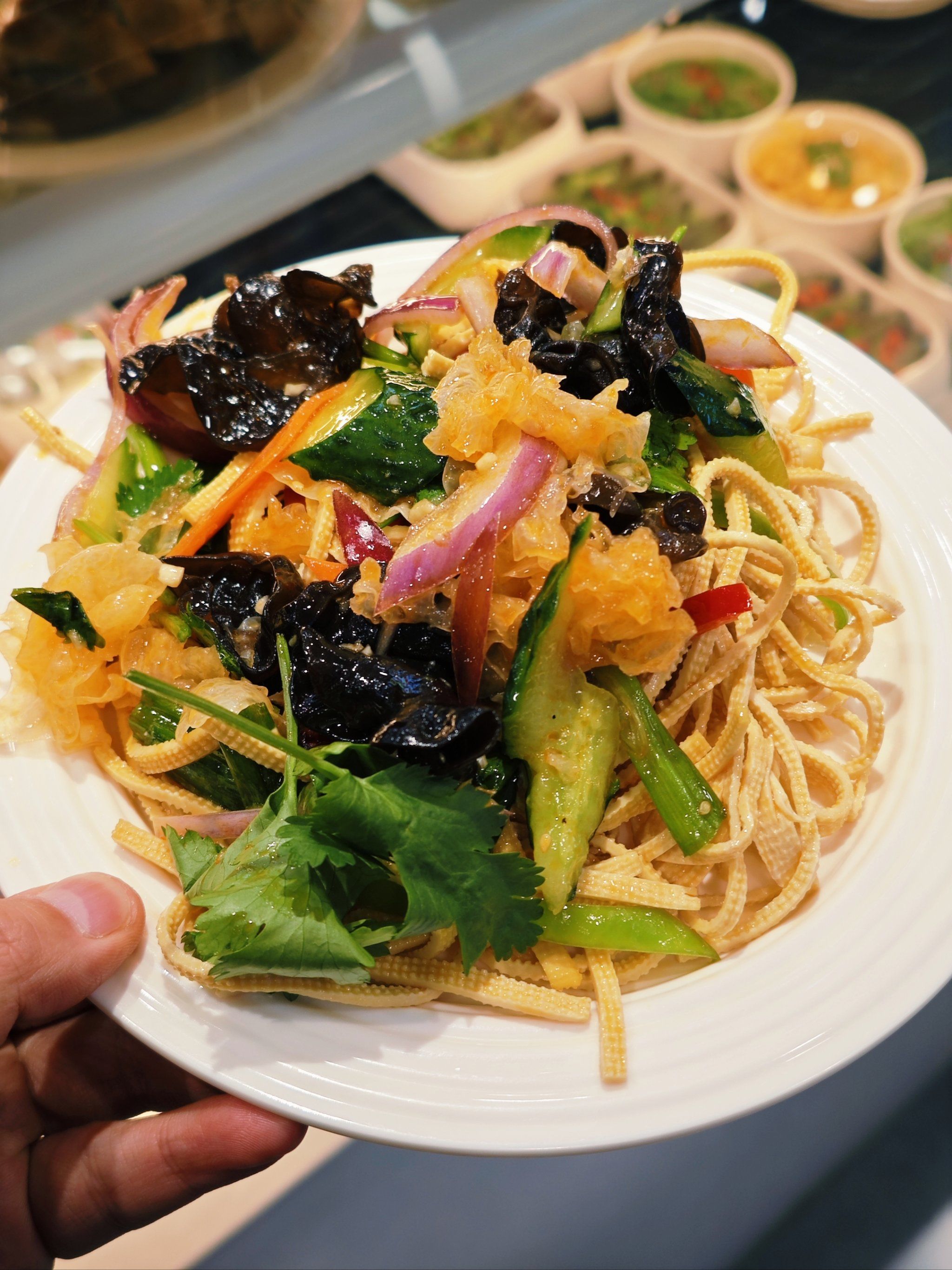 布局合理,服务员都是地道的西北人,凉菜种类多,可拼量特大,拉面没的说