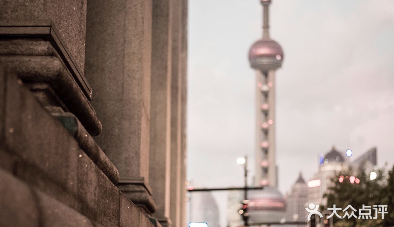 打卡外滩的建筑彩灯