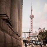 打卡外滩的建筑彩灯