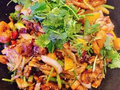 泥炉碳锅牛蛙-西街夜油条·麻团包乌饭