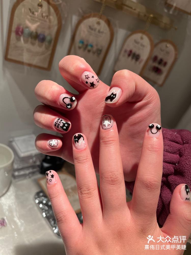 可爱美甲款手绘黑白小猫