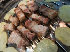 厚切五花肉-·缸桶屋·韩式牛肋条自助烤肉(西湖D11店)
