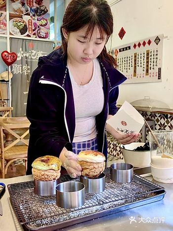 火山泡芙，在泡芙表面挤奶油