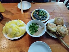 拌白菜-宝瑞门钉肉饼店