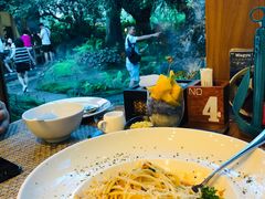 -Chom Cafe and Restaurant