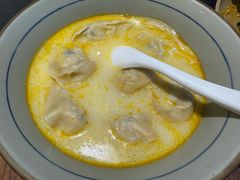 金汤黄鱼馄饨-蟹黄鱼·楼上面馆(外滩中央旗舰店)