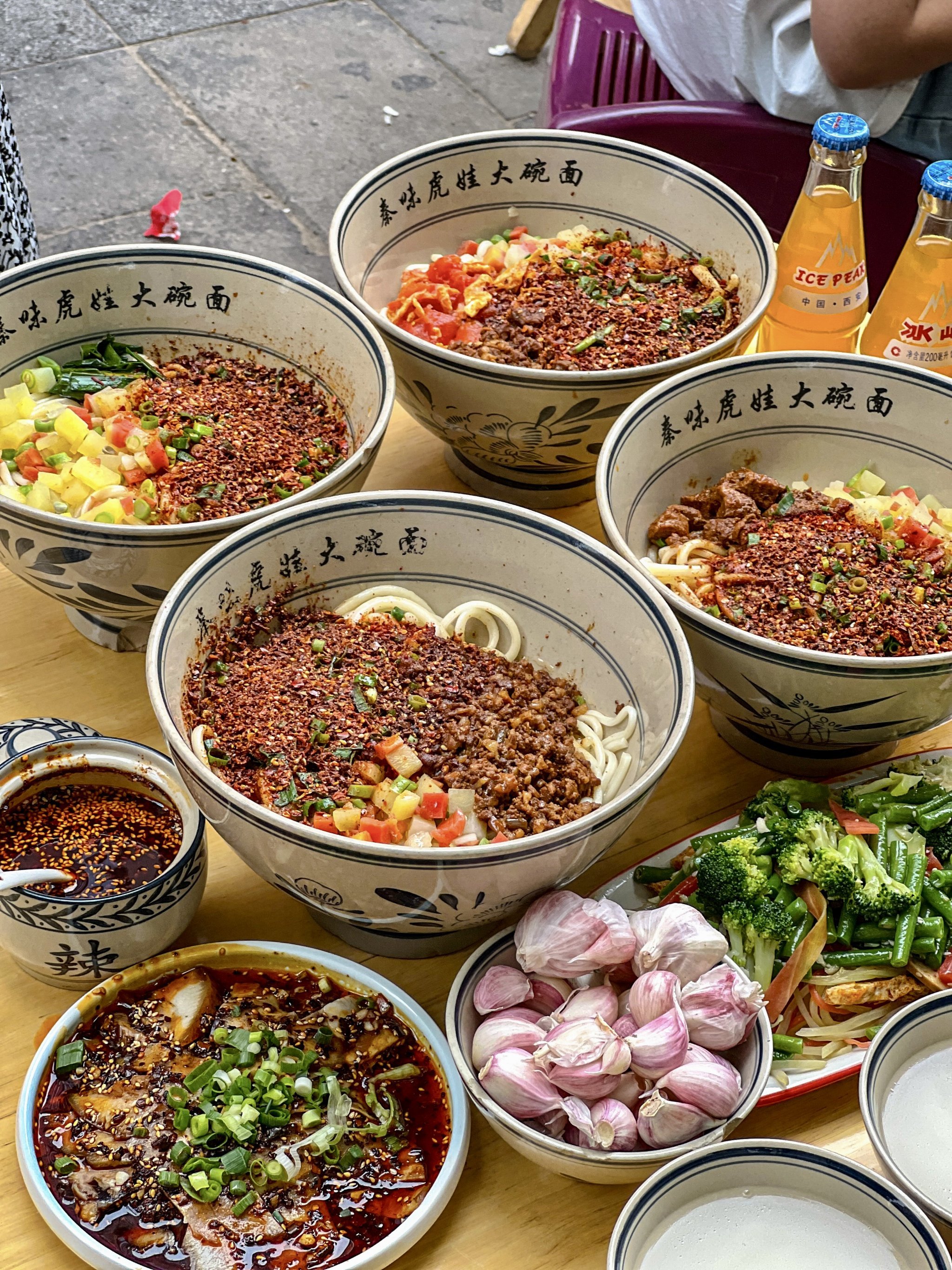 西安咸阳机场必吃美食,秦味虎娃大碗油泼面!