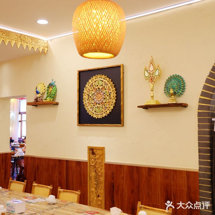 大理古城里的傣族风情，手抓饭真的绝了