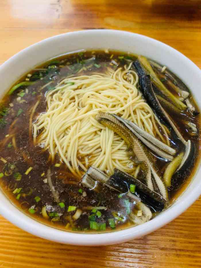镇江一日游,拔草～要了长鱼腰花面,腰花收拾的干净,没有腥臊味,汤头也