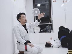 -菠萝格斗巴西柔术训练馆