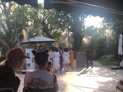 -Chom Cafe and Restaurant