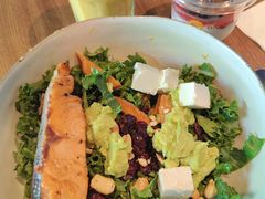 煎三文鱼牛油果色拉-Wagas沃歌斯(大学路店)