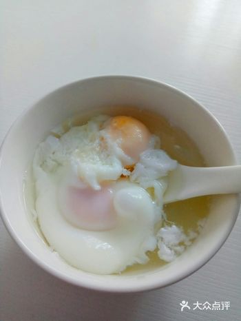第一步。准备两个鸡蛋，洗净备用