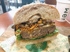 鲜香蘑菇牛肉汉堡-魏斯理汉堡(西安沣东吾悦店)