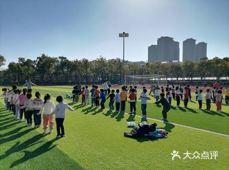 冬日暖阳，福州路省体育馆里遛一遛，巧遇一群小可爱在操