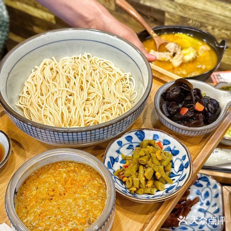 在杭州，西湖边的蟹饭蟹面，好吃到跺脚