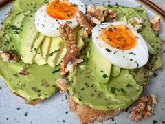 牛油果煮蛋吐司-RAC BAR(安福路店)