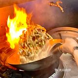 🍜海鲜面能多新鲜？活着到吃完不超十分钟…

