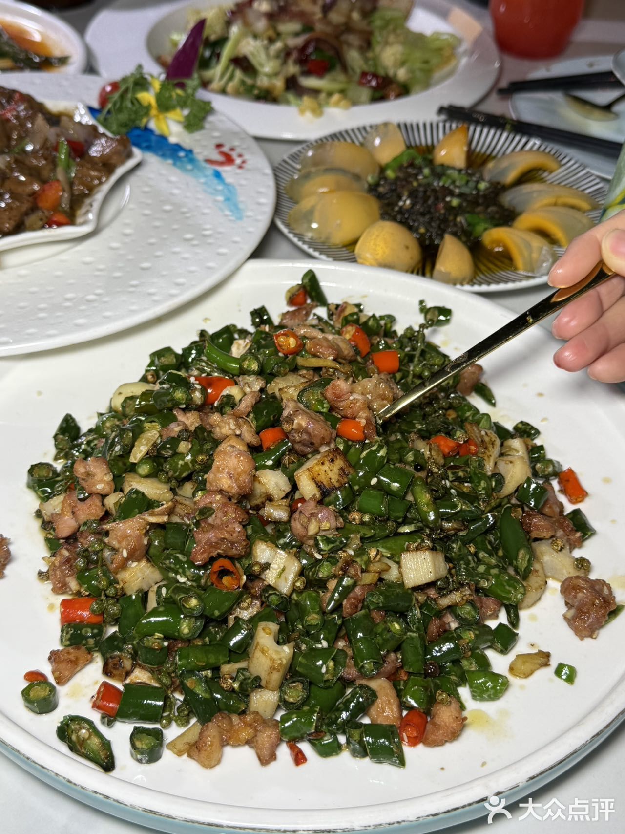 便能邂逅一家满是惊喜的江景餐厅。宽敞的大露台