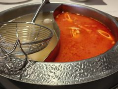 番茄牛尾鸳鸯汤-左庭右院鲜牛肉火锅(环球港店)