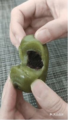 大呼满足。肉松与咸蛋黄在齿颊之间完美结合