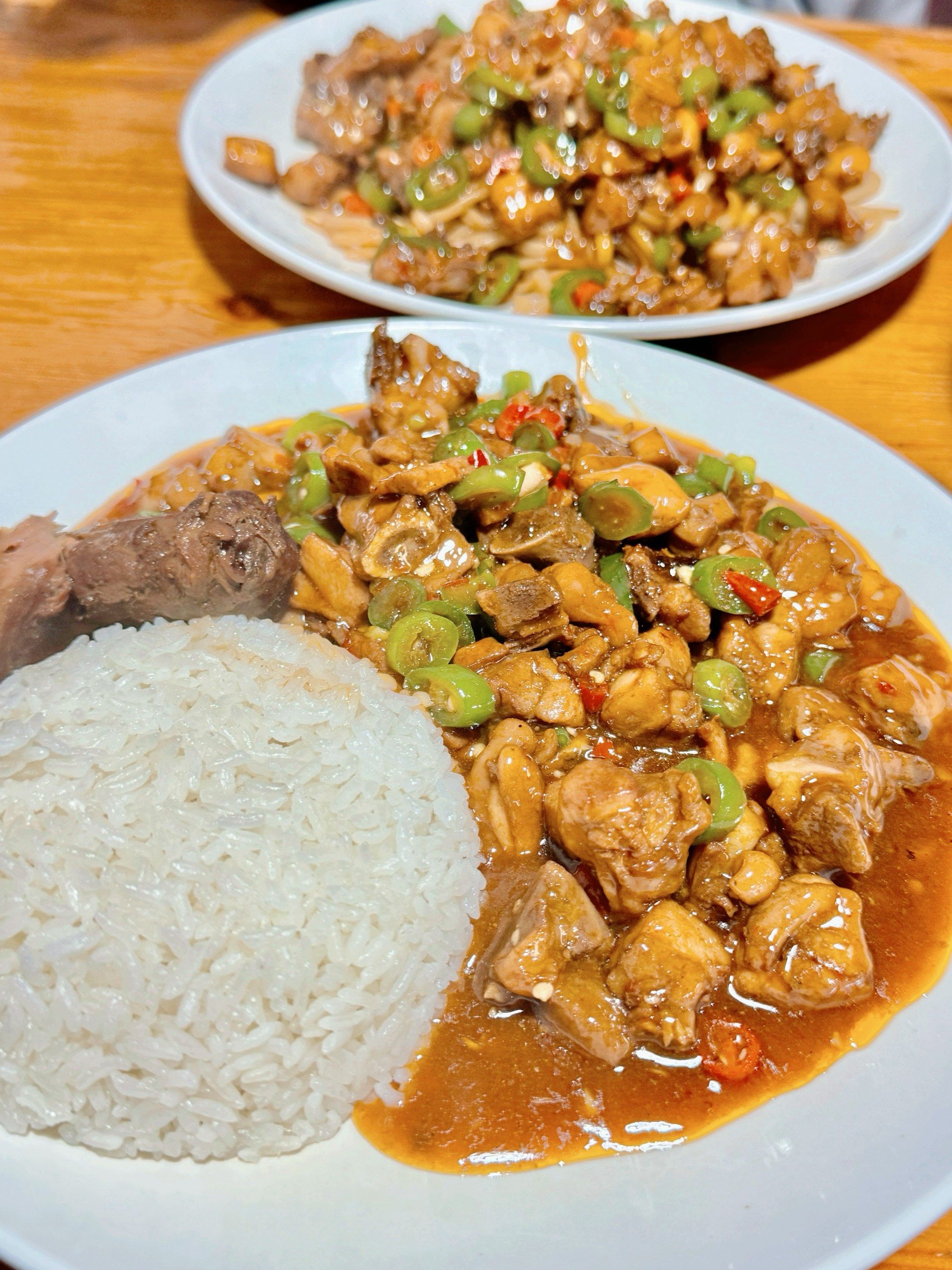 了一家🔥🔥吃的店
「辣子鸡盖浇饭」
每次必吃的辣子鸡盖饭