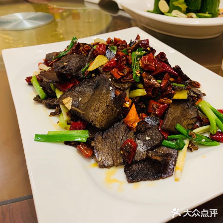 猪耳朵，牛头肉，凉粉，都不错，西湖牛肉羹，肚丝汤