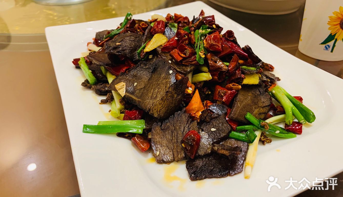 猪耳朵，牛头肉，凉粉，都不错，西湖牛肉羹，肚丝汤