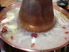 东北酸菜-果松木炭酸菜铜火锅·外婆参鸡汤