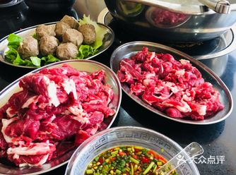 这家八合里潮汕牛肉位于赤壁市人民医院停车场侧门