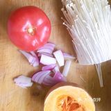 把牛肉，还有丸子倒进去烧开，放入一个鸡蛋