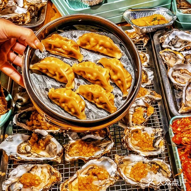 吃自助令人快乐的事 当然还有吃不尽的甜点、饮品