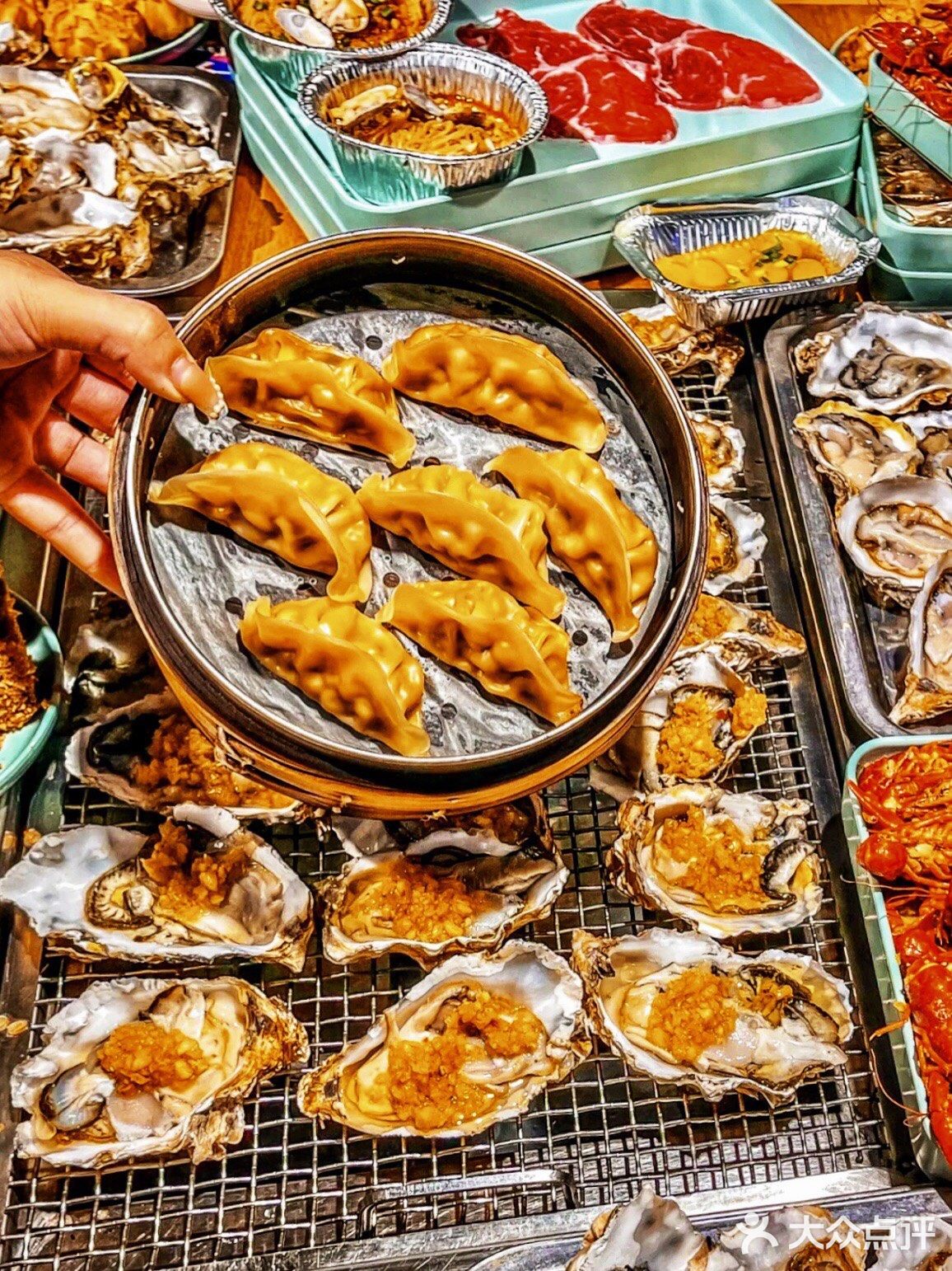 吃自助令人快乐的事 当然还有吃不尽的甜点、饮品