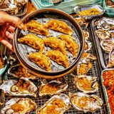 吃自助令人快乐的事 当然还有吃不尽的甜点、饮品