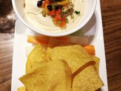 黑豆泥配炸玉米片和西芹条胡萝卜-Moka Bros 摩卡站(西单大悦城店)