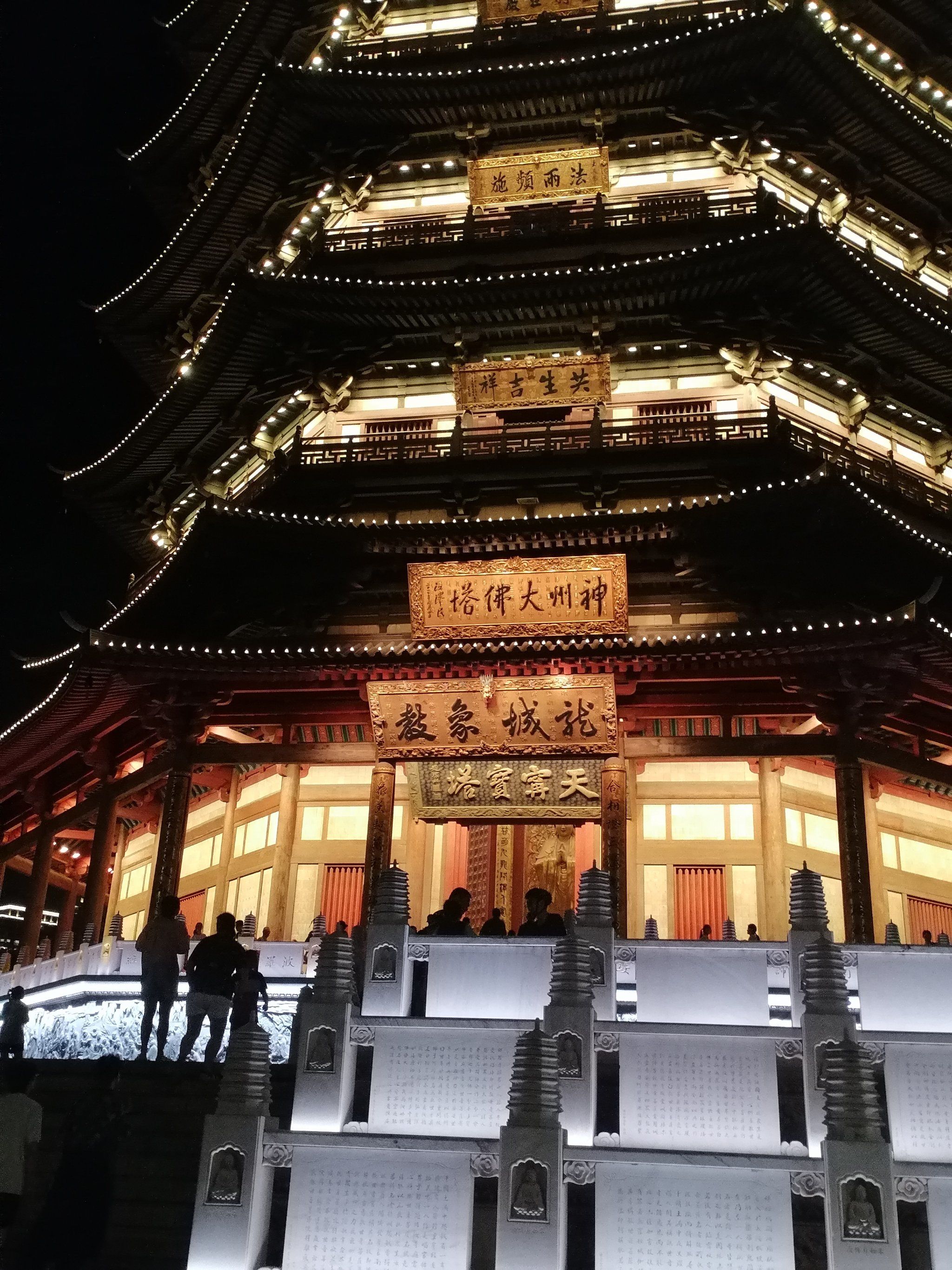 月夜下的寺庙