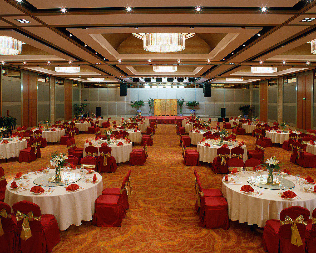 北京新世纪饭店宴会厅,作为一家知名的星级酒店,为婚礼提供了绝佳的