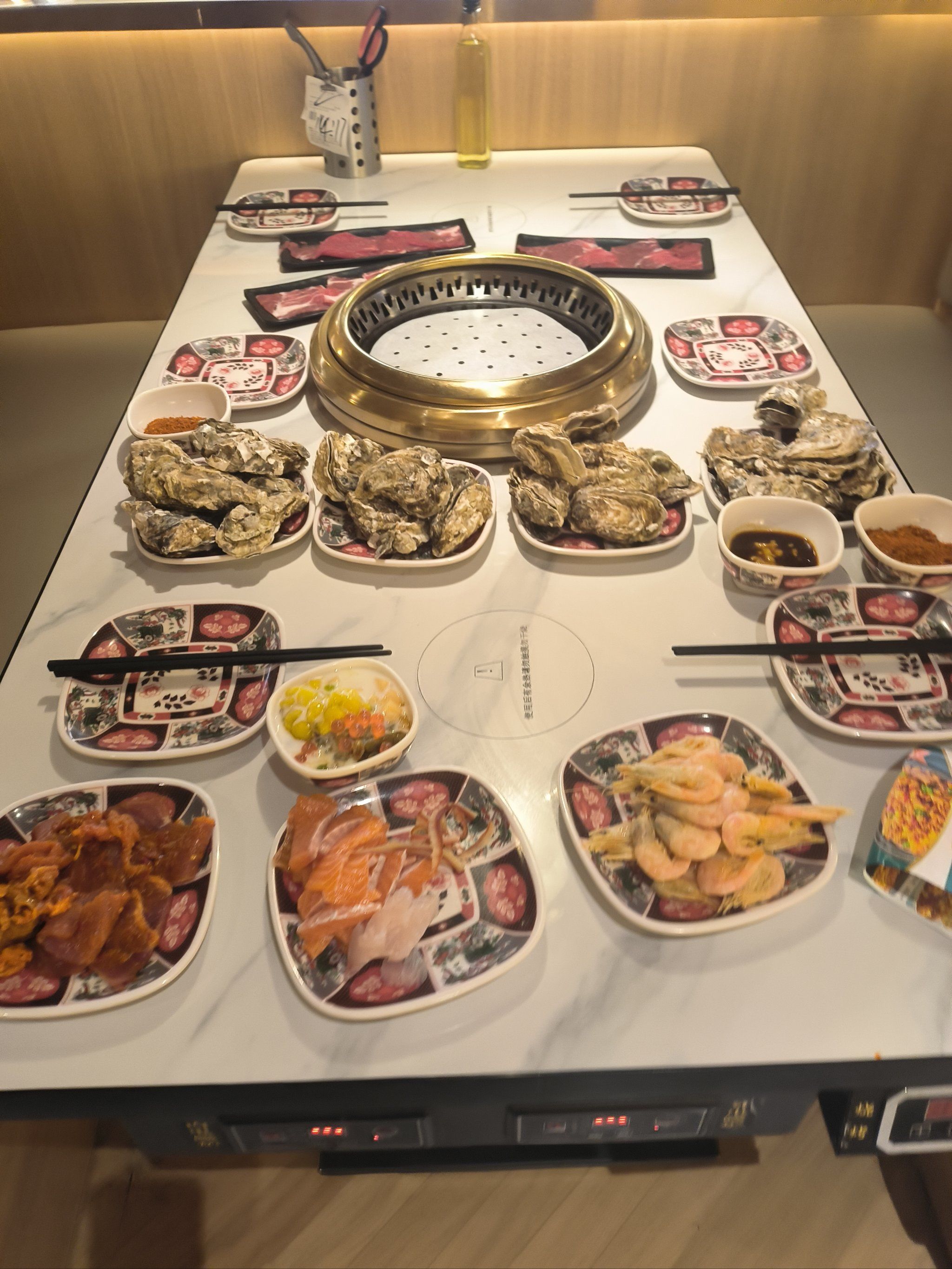 这家自助餐厅实在是令人惊喜!菜品方面,火锅食材丰富无比