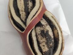 黑芝麻松子碱水-慢熟面包店bud bread(孩儿巷店)