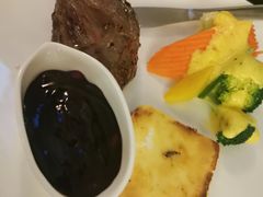 兰特伯爵秘制菲力牛排配蔬菜-兰特伯爵西餐厅·啤酒屋(方庄店)