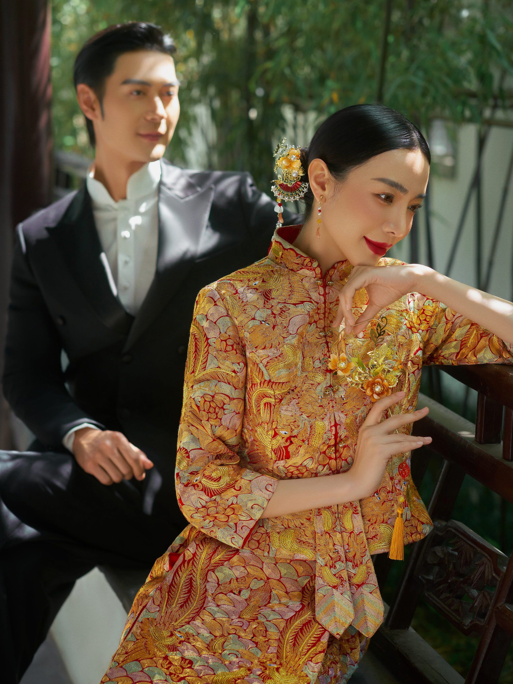 在中式传统园林里拍一组龙凤褂婚纱照