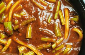 Sauce-Flavored Chicken with Celery (Rice Noodles Cut in Half)