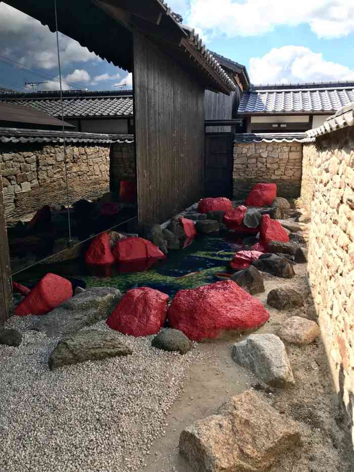 丰岛横尾馆-"丰岛上的超高人气景点之一,大红色的玻璃和.