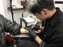 -龙之吻专业刺青·手工耳洞·纹身去色